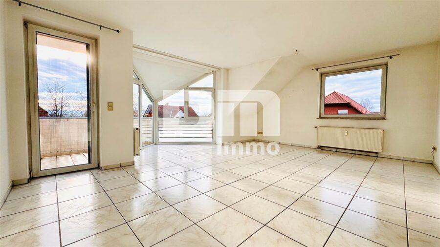 Schöne Dachgeschosswohnung mit umfangreicher Ausstattung, zwei Balkonen und Stellplatz - Wohn / Esszimmer / Zugang Balkon 1